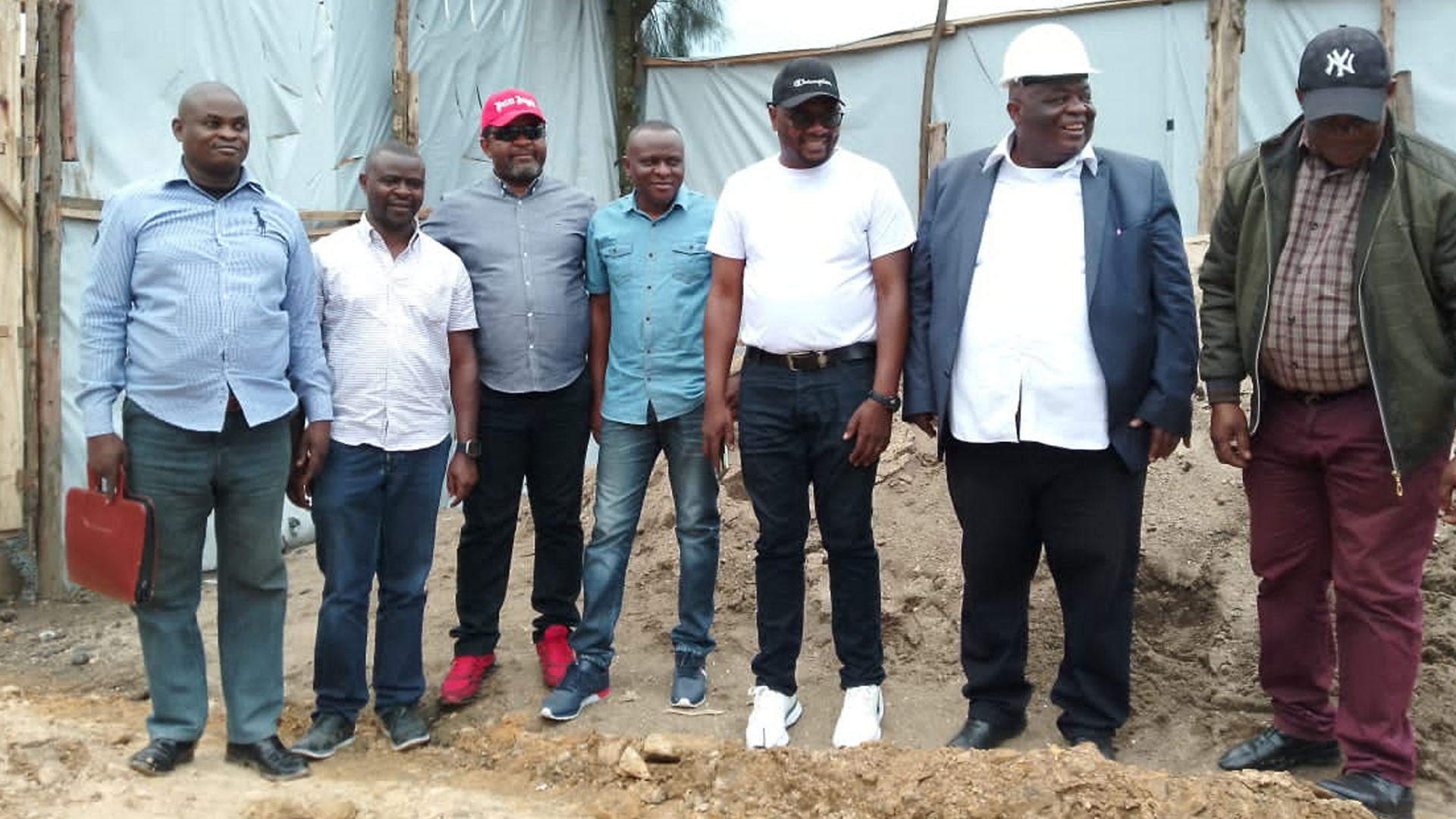 Route: l’équipe de supervision ICOPTE donne des directives pour la construction de la route.